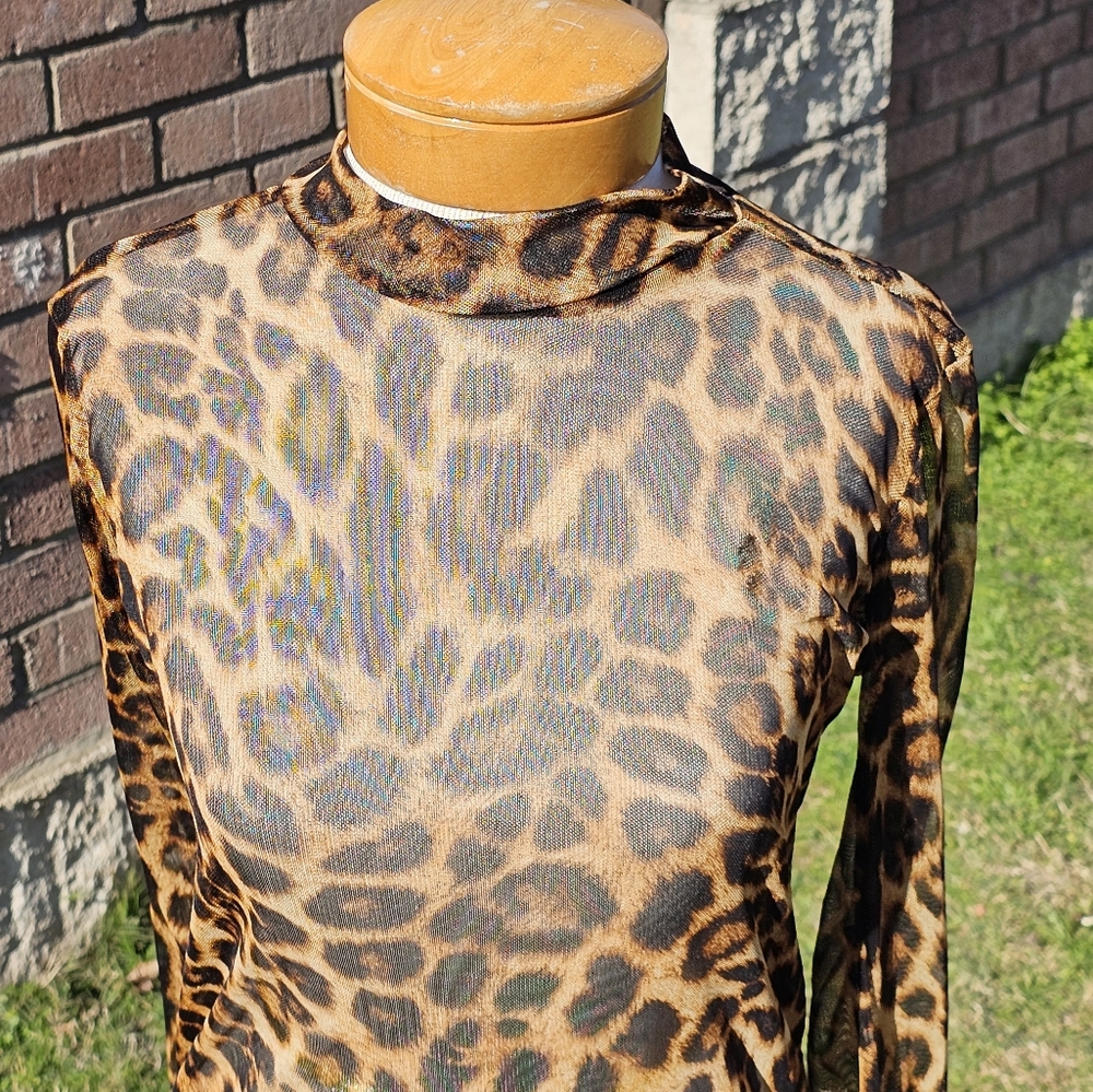 Elite Collection sheer leopard top - Picture 4 of 5